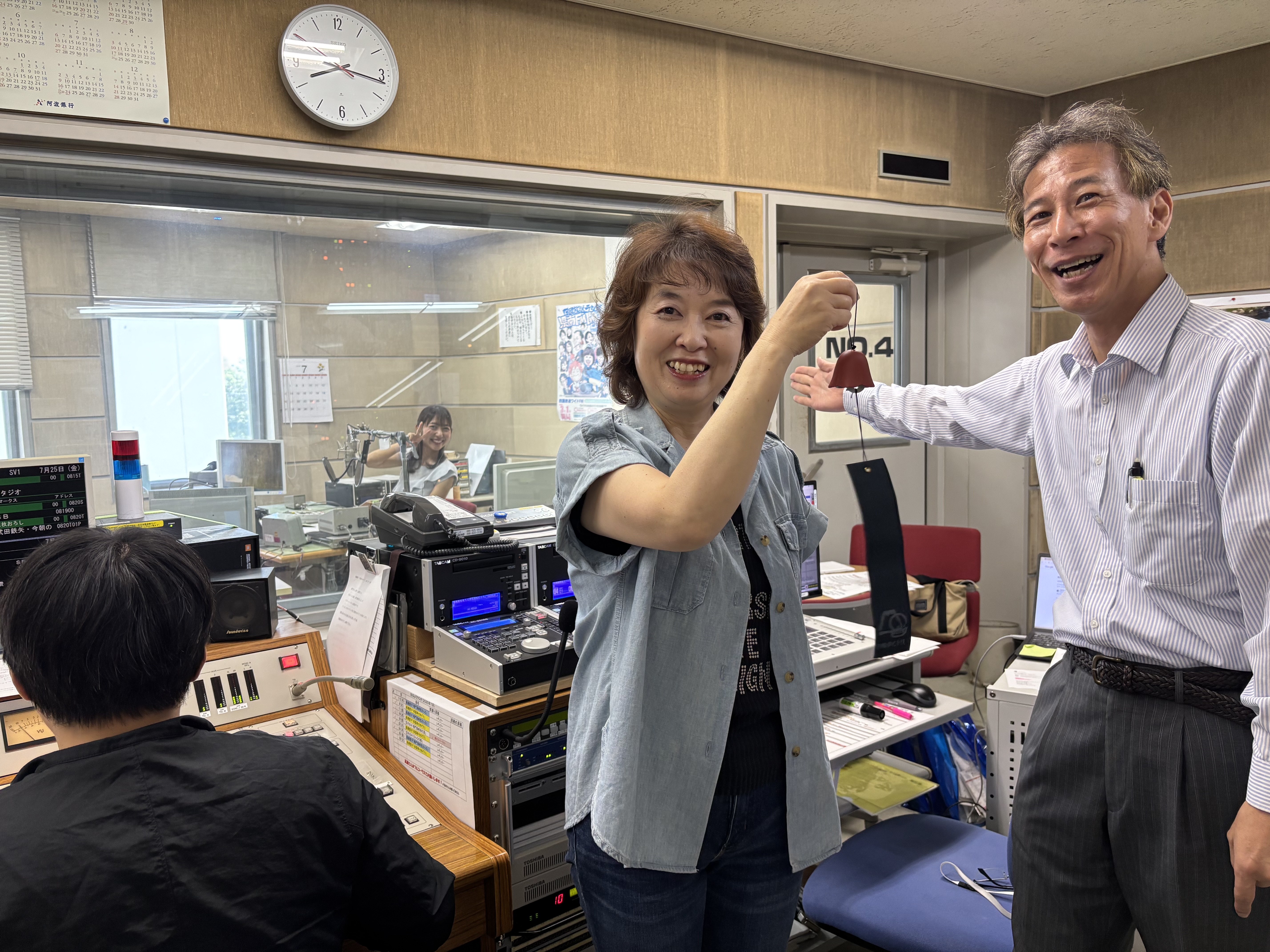 後ろのスタジオ内でひっそりピースしている豊成春子アナウンサーでした✌